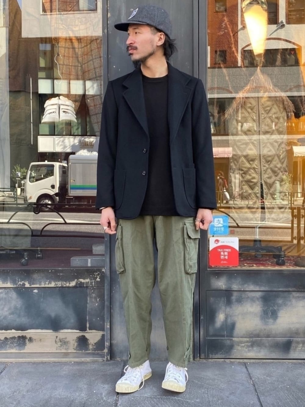 「スニーカー、ニット、テーラードジャケット、キャップ、カーゴパンツ、ジョンブル、 Johnbull Private labo、ジョンブル　プライベート　ラボ(Johnbull Private labo)、 Johnbull、スタッフセンバツ」｜「Johnbull Private laboのスキンニットプルオーバー（ニット/セーター、ブラック系）」を使った、dasさん（メンズ・176cm）の秋コーディネートの1枚目の写真