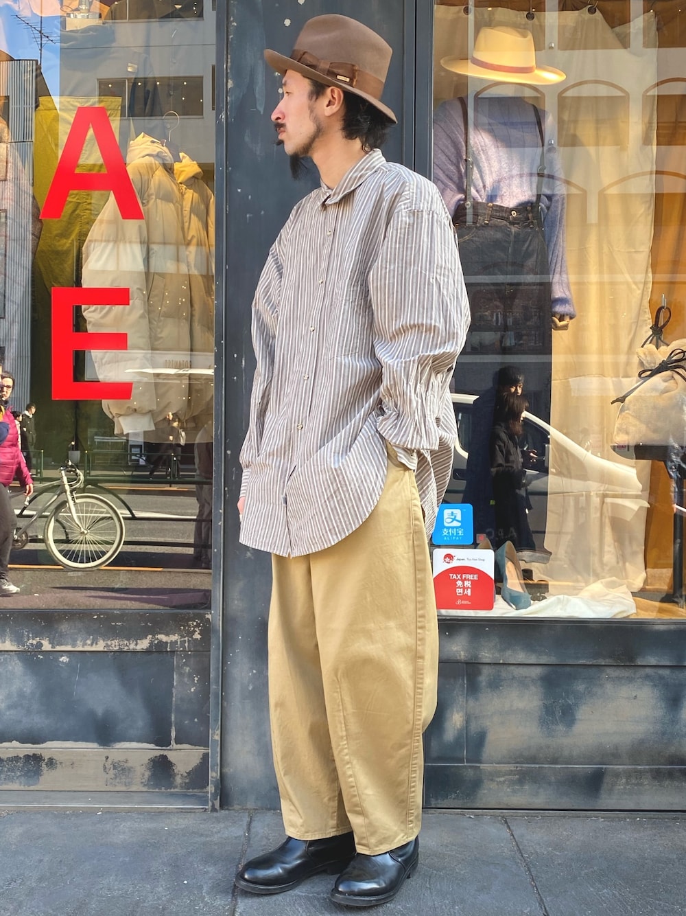 ベージュ系のその他パンツ、ベージュ系のシャツ/ブラウス、ブラック系のブーツを着用したメンズの冬コーディネートの1枚目の写真