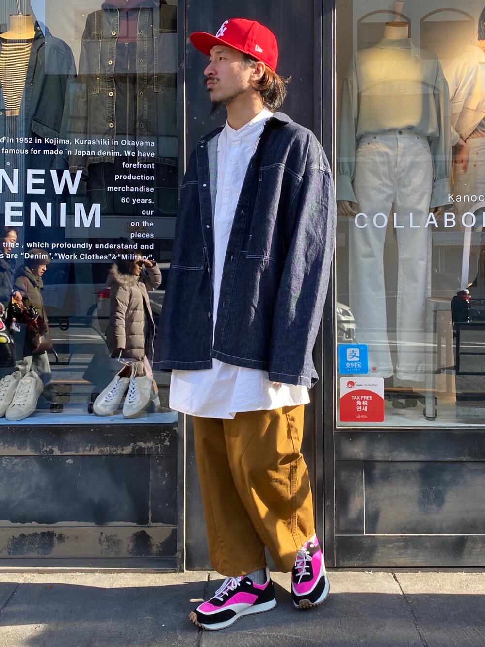 ブルー系のデニムジャケット、ブラウン系のその他パンツ、ホワイト系のシャツ/ブラウスを着用したメンズの冬コーディネートの1枚目の写真