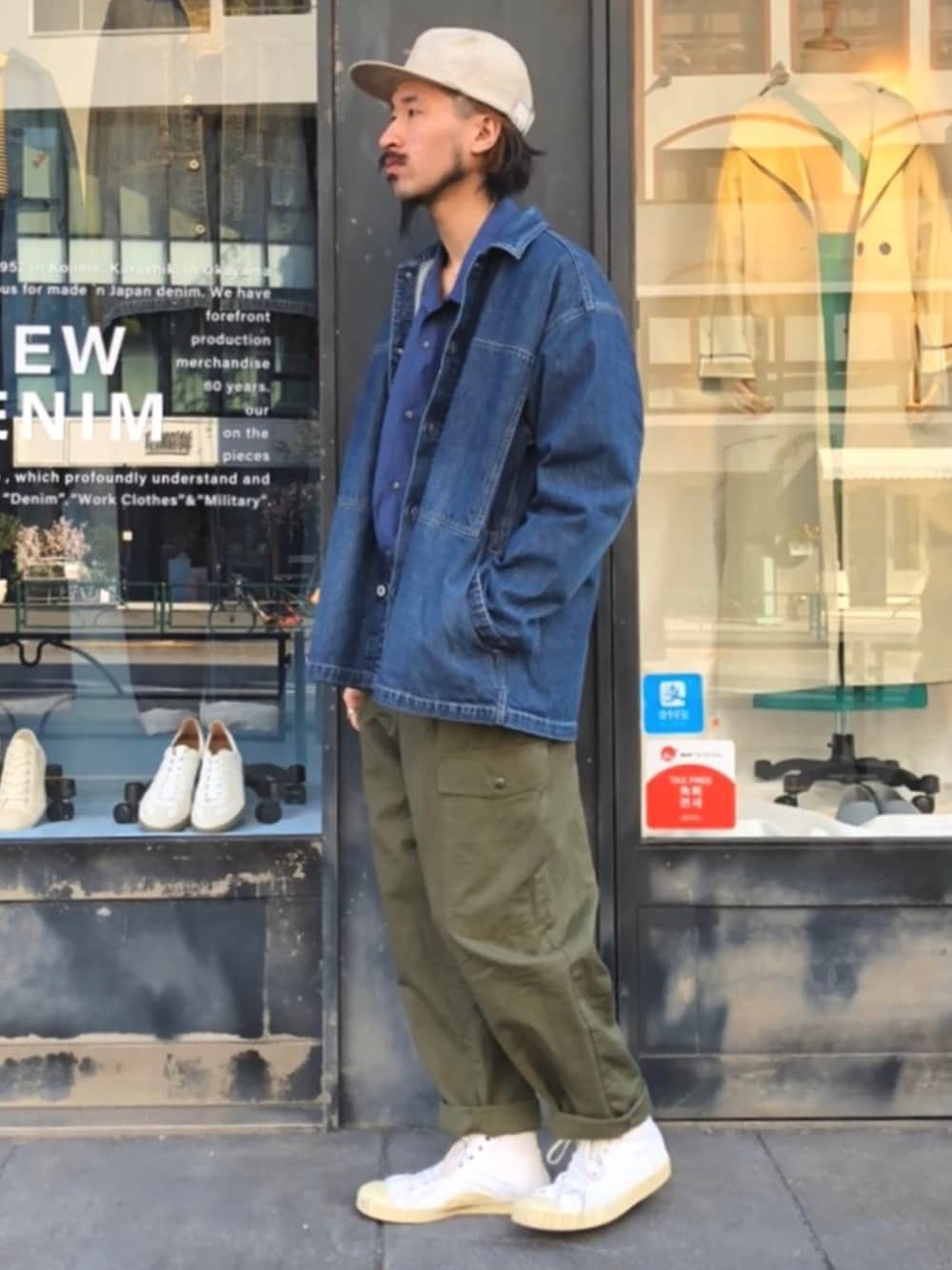 ブルー系のデニムジャケット、グリーン系のその他パンツ、ブルー系のシャツ/ブラウスを着用したメンズの冬コーディネートの1枚目の写真