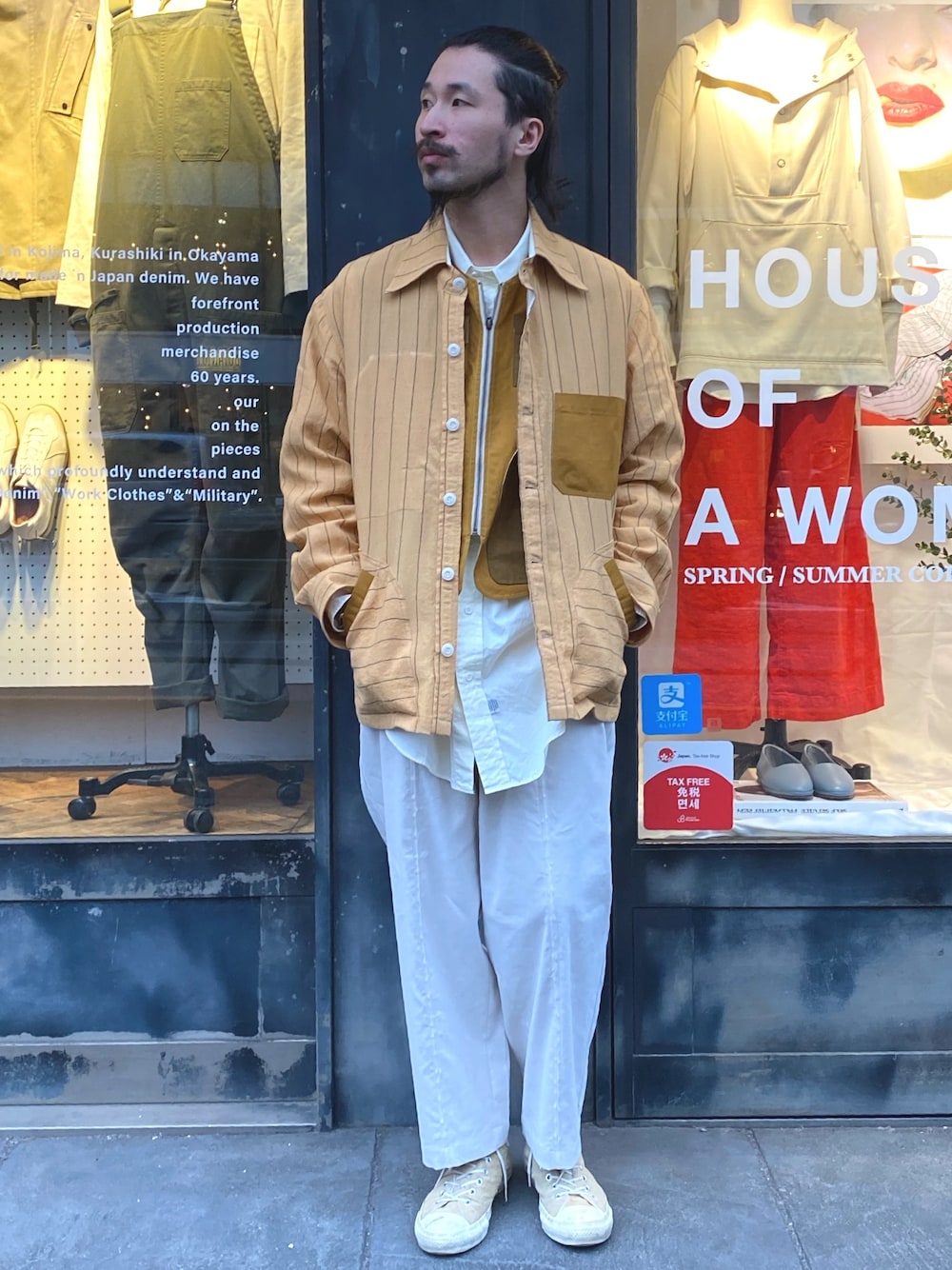 「converse、johnbull、オレンジ、ワイドパンツ、春コーデ、ジョンブル、Johnbull Private labo(Johnbull Private labo)、ジョンブル　プライベート　ラボ(Johnbull Private labo)、nicholas daley、Marvine Pontiak Shirt Makers」｜「NICHOLAS DALEYのアイテム（ベスト、ブラウン系）」を使った、dasさん（メンズ・176cm）の春コーディネートの1枚目の写真