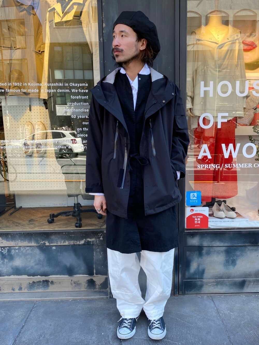 「スニーカー、ベレー帽、エプロン、converse、ベスト、johnbull、レイヤードスタイル、ジョンブル、Johnbull Private labo、ジョンブル　プライベート　ラボ(Johnbull Private labo)」｜「THE NERDYSのアイテム（ジャケット/アウター、ブラック系）」を使った、dasさん（メンズ・176cm）の春コーディネートの1枚目の写真