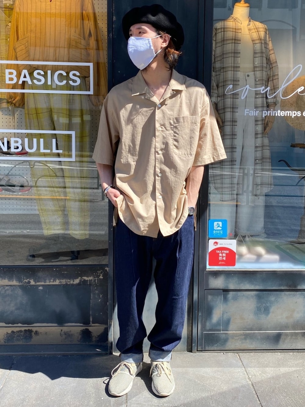 「johnbull、Johnbull Private labo、ジョンブル、ジョンブル　プライベート　ラボ(Johnbull Private labo)、マスク、ベレー帽、オープンカラーシャツ、デニム、ジーンズ、スニーカー」｜「Johnbull Private laboのショートスリーブシャツ（シャツ/ブラウス、ベージュ系）」を使った、dasさん（メンズ・176cm）の春コーディネートの1枚目の写真