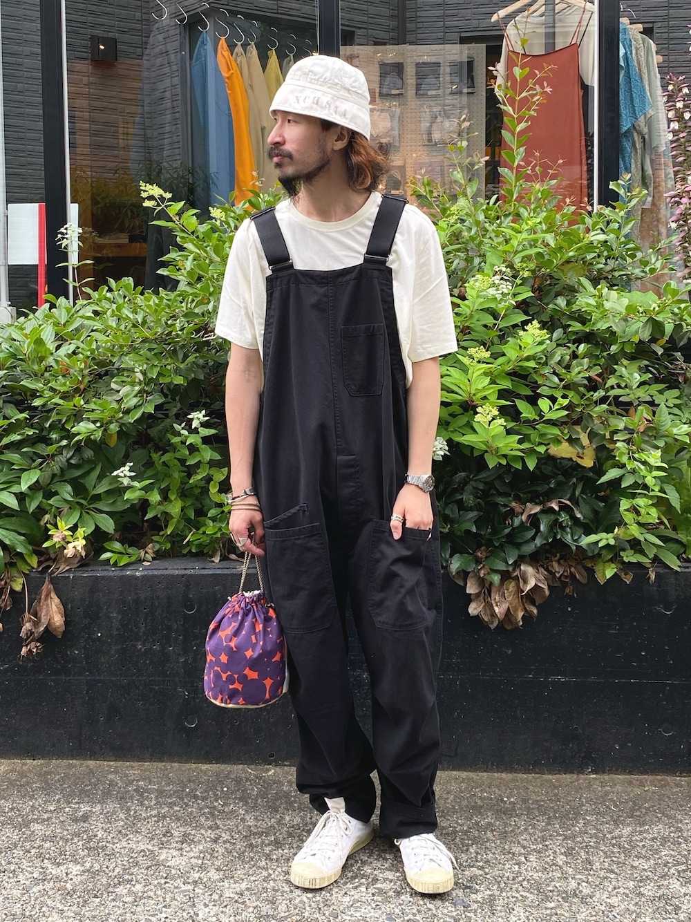 「スニーカー、サロペット、オーバーオール、johnbull、ハット、巾着バッグ、ジョンブル、Johnbull Private labo、ジョンブル　プライベート　ラボ(Johnbull Private labo)、セーラーハット」｜「POP TRADING COMPANYの【POP TRADING COMPANY】ゴッホプリントTシャツ（Tシャツ/カットソー、ホワイト系）」を使った、dasさん（メンズ・176cm）の夏コーディネートの1枚目の写真