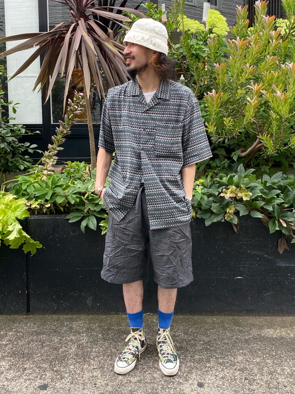 グレー系のシャツ/ブラウス、グレー系のパンツ、その他のスニーカーを着用したメンズの夏コーディネートの1枚目の写真