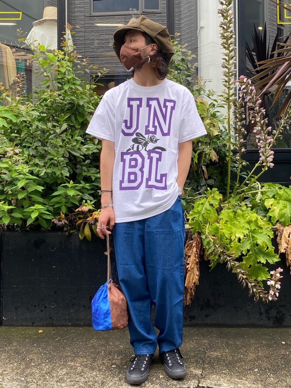 「johnbull、Johnbull Private labo、ジョンブル、ジョンブル　プライベート　ラボ(Johnbull Private labo)、Tシャツ、デニム、イージーパンツ、キャスケット、マスク、巾着バッグ」｜「JohnbullのプリントTシャツ(JNBL)（Tシャツ/カットソー、パープル系）」を使った、dasさん（メンズ・176cm）の夏コーディネートの1枚目の写真