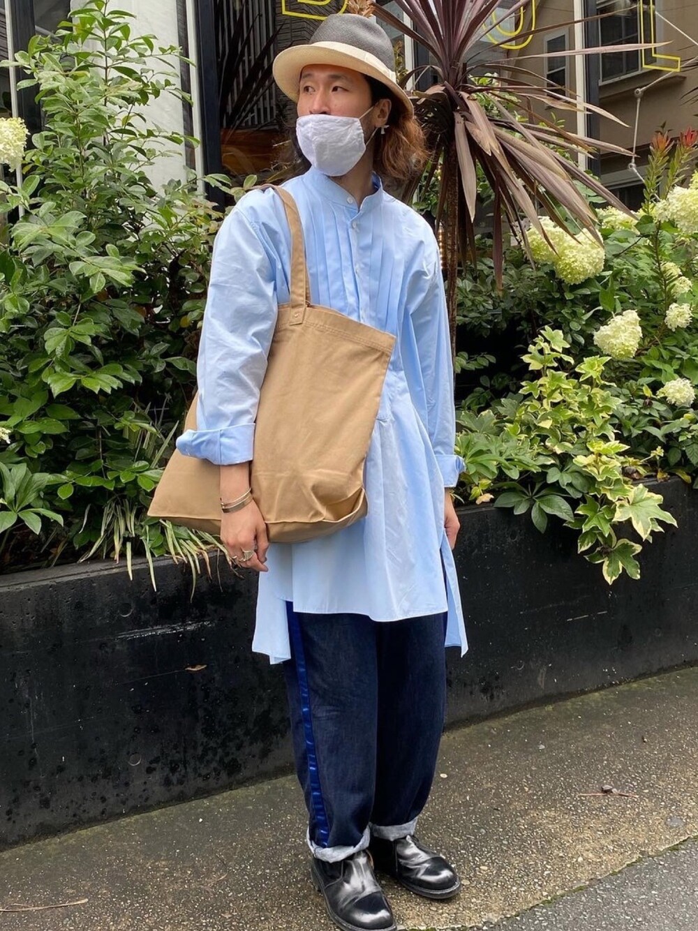 ブルー系のシャツ/ブラウス、ブルー系のデニムパンツ、ブラック系のブーツを着用したメンズの夏コーディネートの1枚目の写真