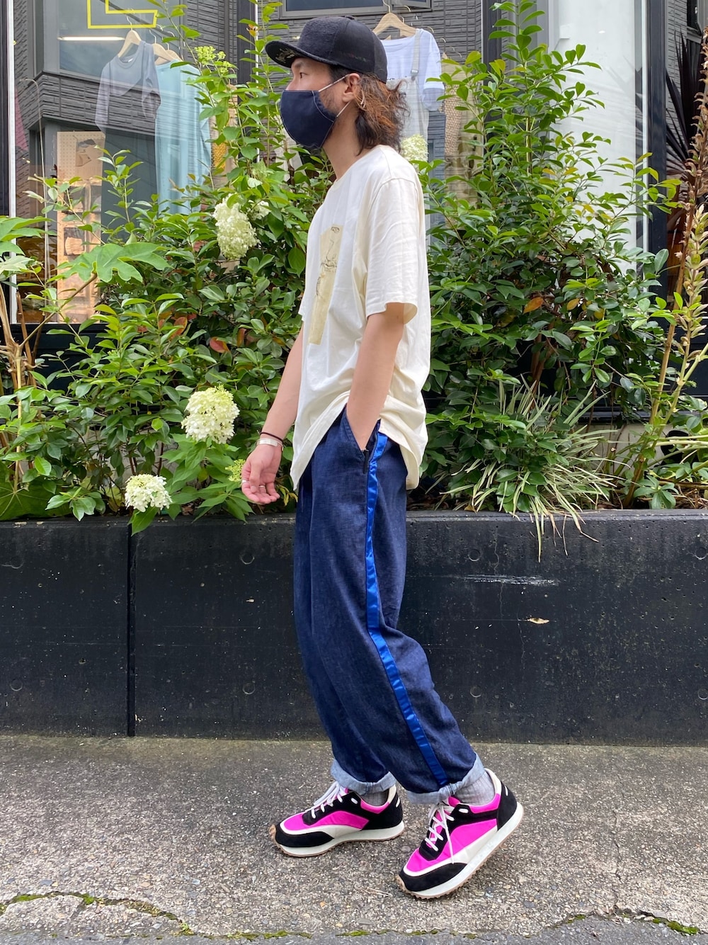 ホワイト系のTシャツ/カットソー、ブルー系のデニムパンツ、ピンク系のスニーカーを着用したメンズの夏コーディネートの1枚目の写真