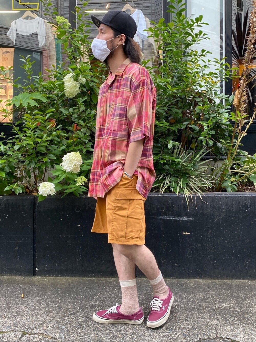 ピンク系のシャツ/ブラウス、ベージュ系のパンツ、レッド系のスニーカーを着用したメンズの夏コーディネートの1枚目の写真