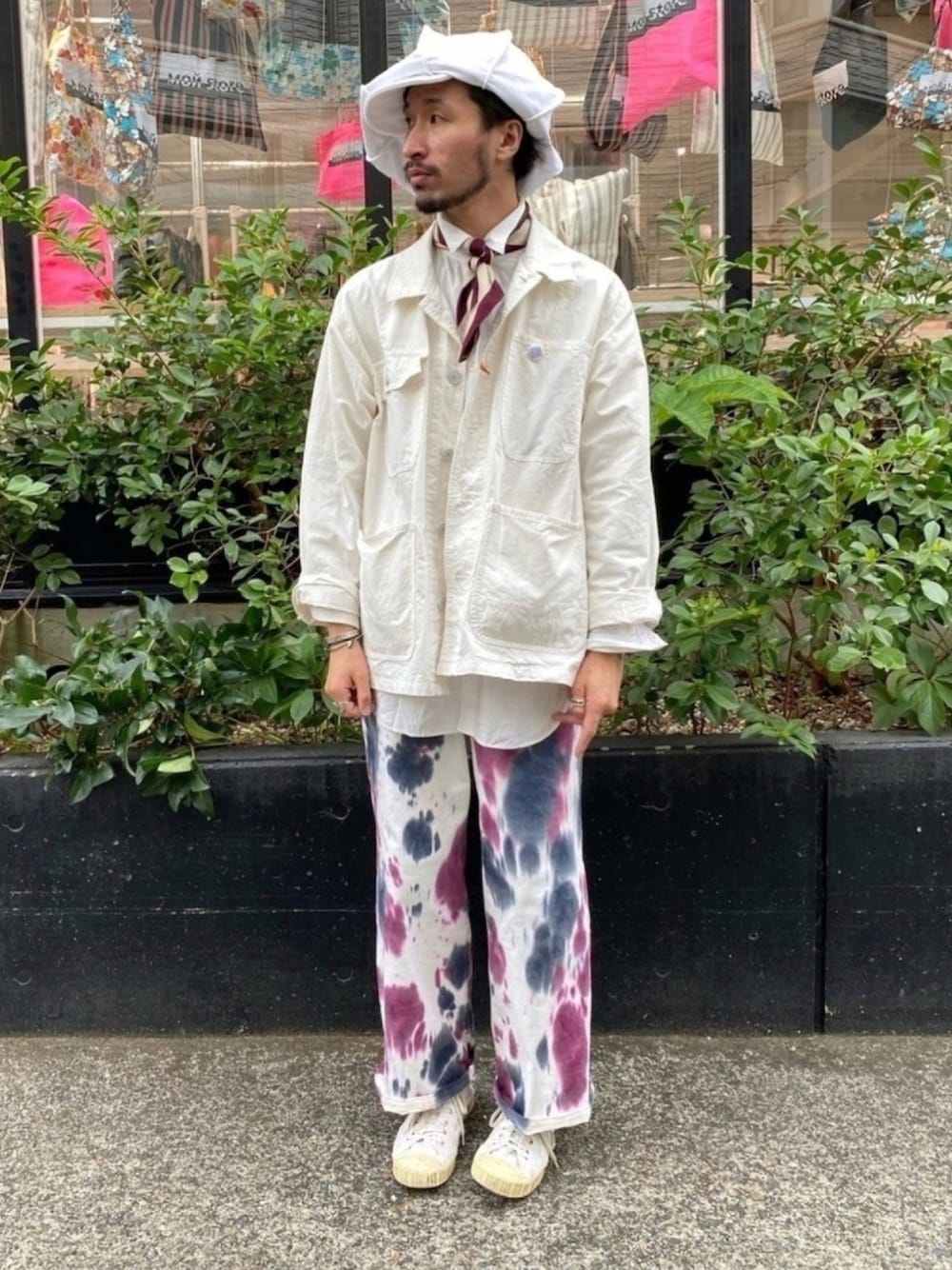 ホワイト系のジャケット/アウター、ホワイト系のシャツ/ブラウス、ホワイト系のパンツを着用したメンズの秋コーディネートの1枚目の写真