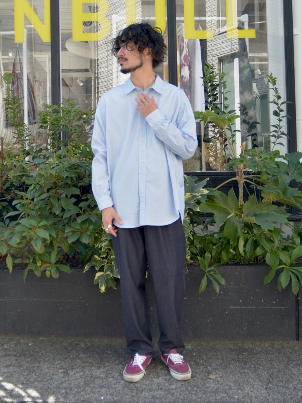 ブルー系のシャツ/ブラウス、ブルー系のその他パンツ、レッド系のスニーカーを着用したメンズの秋コーディネートの1枚目の写真