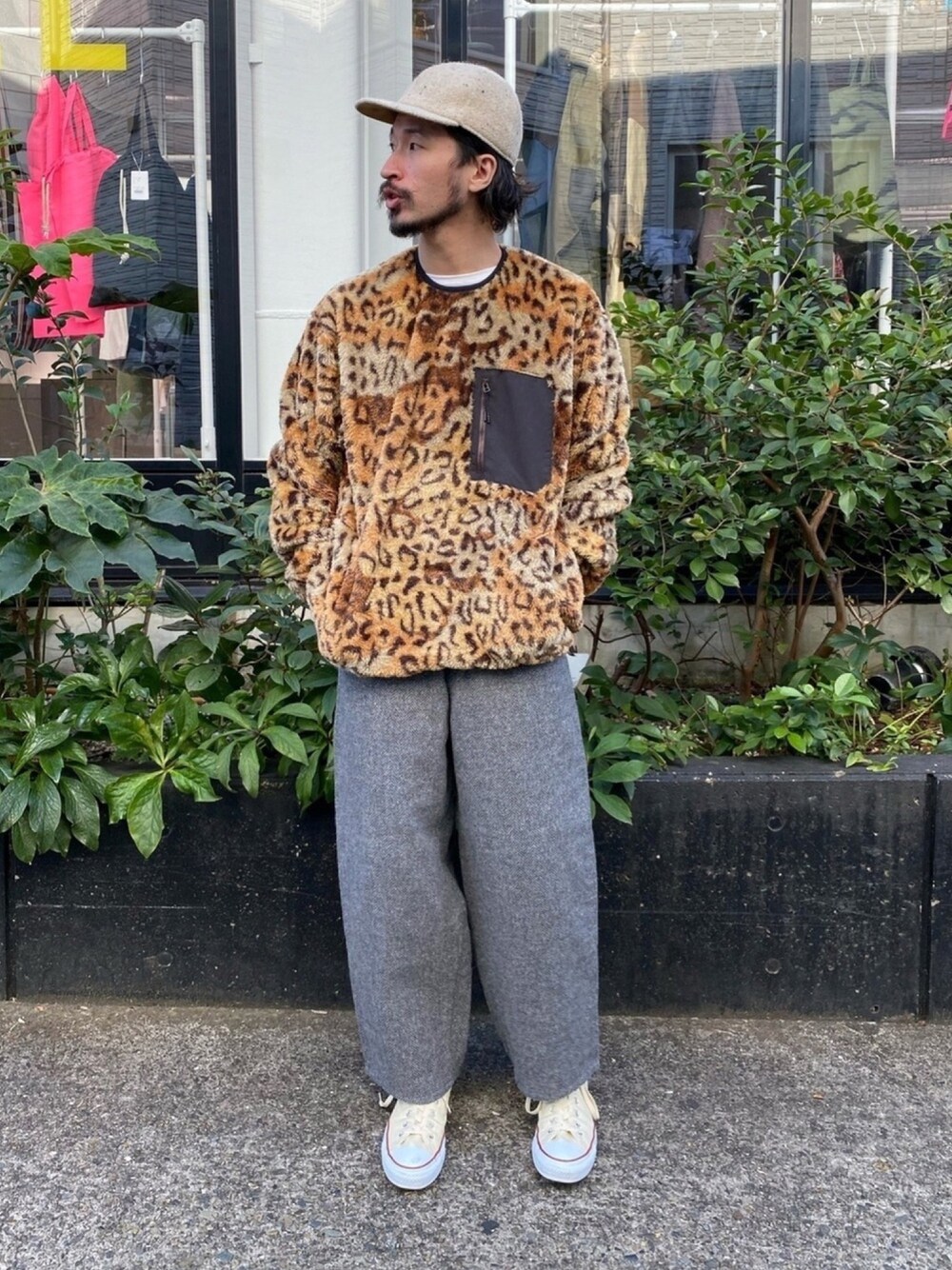 「johnbull、Johnbull Private labo、ジョンブル、ジョンブル　プライベート　ラボ(Johnbull Private labo)、フリース、レオパード、キャップ、ワイドパンツ、スニーカー、オトナカジュアル」｜「Johnbullのボアフリースプルオーバー（その他トップス、その他）」を使った、dasさん（メンズ・176cm）の秋コーディネートの1枚目の写真