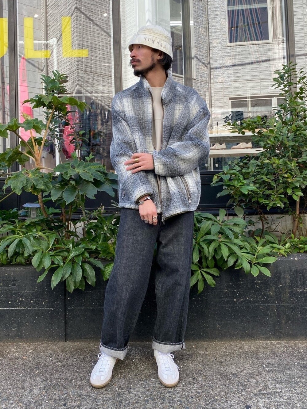 「johnbull、Johnbull Private labo、ジョンブル、ジョンブル　プライベート　ラボ(Johnbull Private labo)、ボア、ブルゾン、フリース、オトナカジュアル、チェック、冬コーデ」｜「Johnbullのチェック柄ボアジップブルゾン（ブルゾン、グレー系）」を使った、dasさん（メンズ・176cm）の秋コーディネートの1枚目の写真