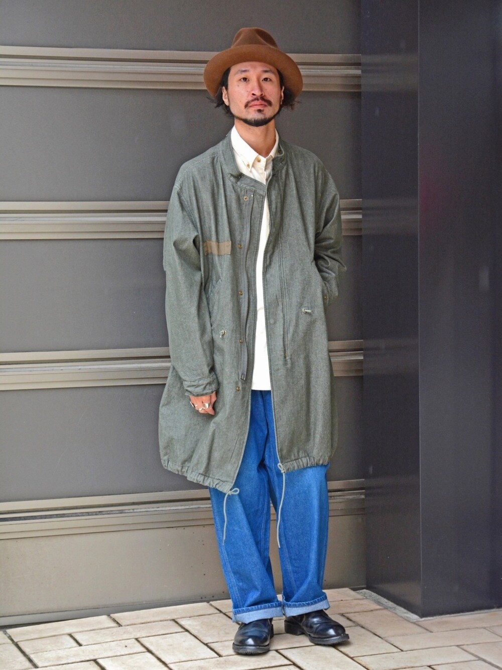 「johnbull、Johnbull Private labo、ジョンブル、ジョンブル　プライベート　ラボ(Johnbull Private labo)、モッズコート、デニム、ジーンズ、ハット、ゆるコーデ、オトナカジュアル」｜「Johnbullのボタンダウンシャツ(ID302)（シャツ/ブラウス、ベージュ系）」を使った、dasさん（メンズ・176cm）の冬コーディネートの1枚目の写真