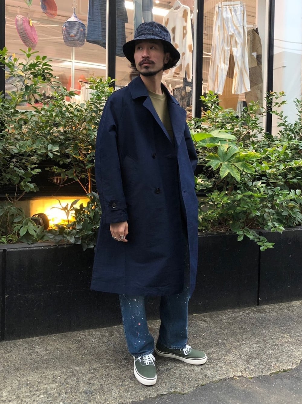 「johnbull、Johnbull Private labo、ジョンブル、ジョンブル　プライベート　ラボ(Johnbull Private labo)、バケットハット、オーバーサイズ、コート、テーパードパンツ、スニーカー、オトナカジュアル」｜「Johnbullのダブルニットプルオーバー（ニット/セーター、グリーン系）」を使った、dasさん（メンズ・176cm）の冬コーディネートの1枚目の写真