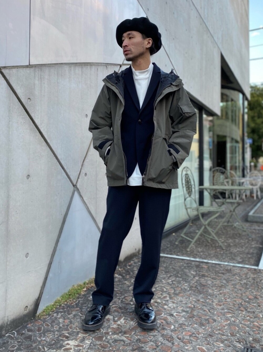 「johnbull、Johnbull Private labo、ジョンブル、ジョンブル　プライベート　ラボ(Johnbull Private labo)、セットアップ、マウンテンパーカー、ベレー帽、冬コーデ、オトナカジュアル、きれいめカジュアル」｜「Johnbullのアウトラストラペルドジャケット（テーラードジャケット、ブルー系）」を使った、dasさん（メンズ・176cm）の冬コーディネートの1枚目の写真