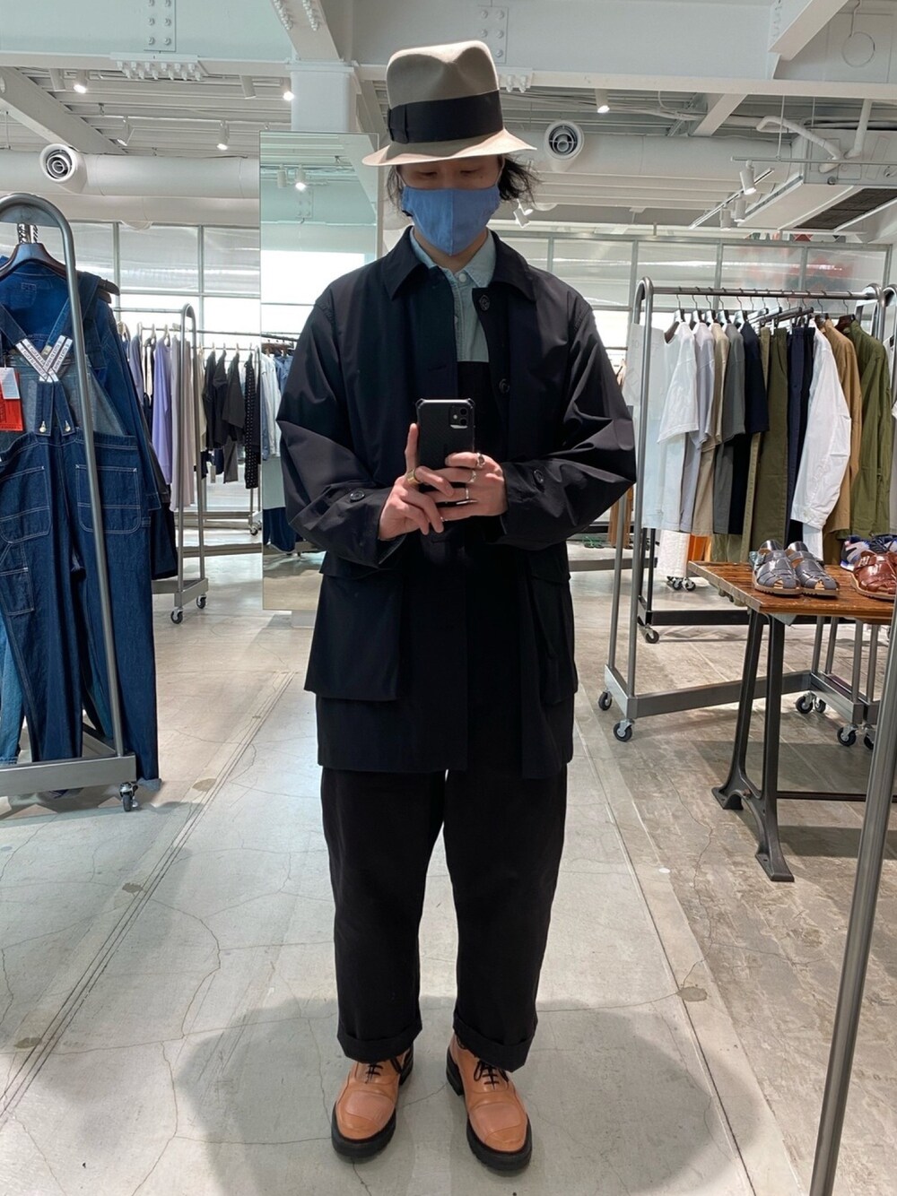 「johnbull、Johnbull Private labo、ジョンブル、ジョンブル　プライベート　ラボ(Johnbull Private labo)、オーバーオール、サロペット、ハット、デニムシャツ、ステンカラーコート、春コーデ」｜「Johnbullのナイロンストレッチトラベルコート（ナイロンジャケット、ブラック系）」を使った、dasさん（メンズ・176cm）の春コーディネートの1枚目の写真