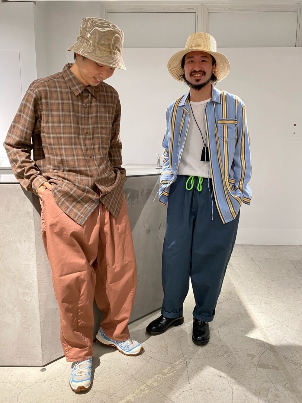 「johnbull、Johnbull Private labo、ジョンブル、ジョンブル　プライベート　ラボ(Johnbull Private labo)、ワイドパンツ、テーパードパンツ、ハット、ブルー、ピンク、バケットハット」｜「MOY STOREのアイテム（シャツ/ブラウス、ブルー系）」を使った、dasさん（メンズ・176cm）の春コーディネートの1枚目の写真