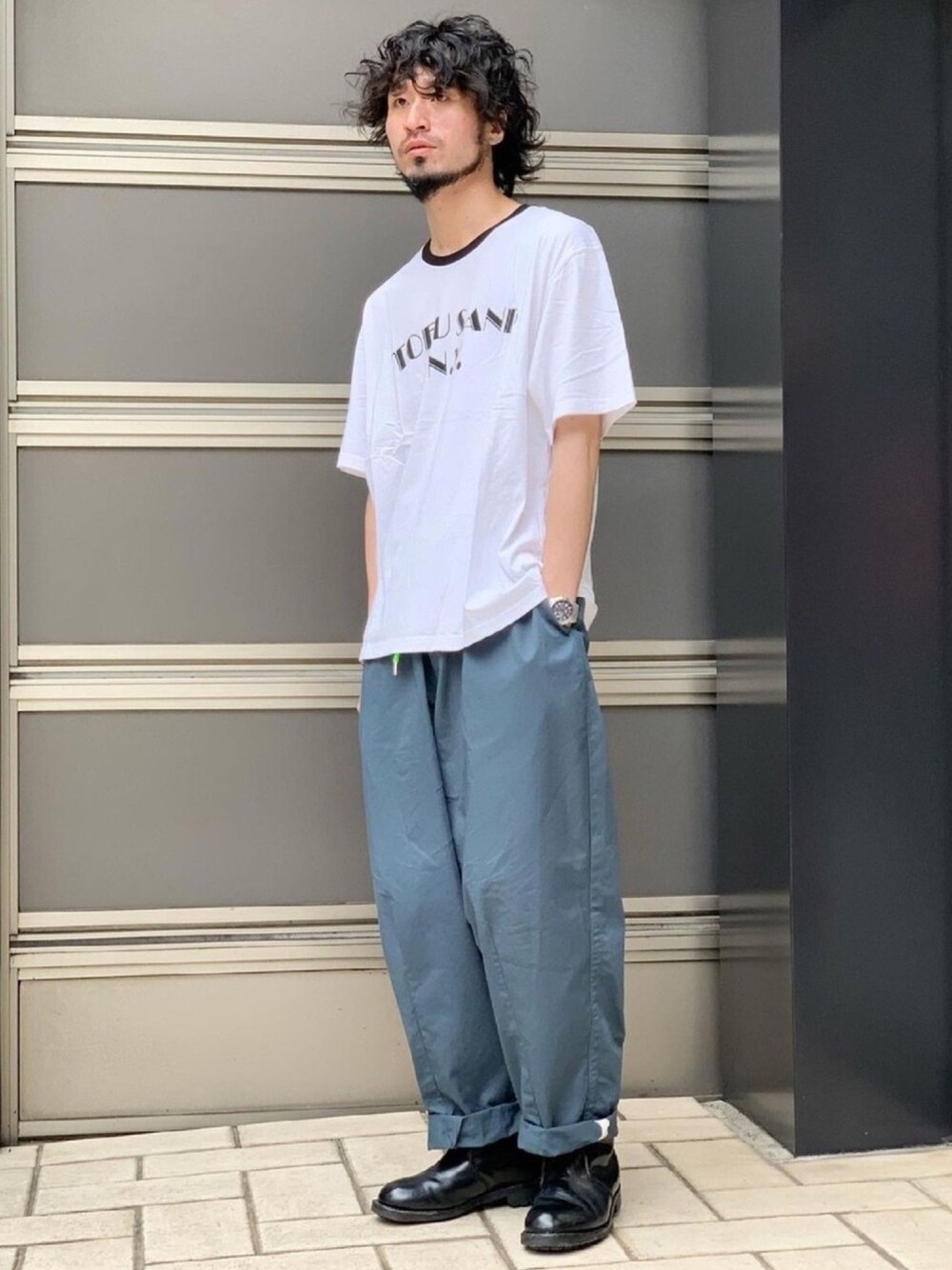 「johnbull、Johnbull Private labo、ジョンブル、ジョンブル　プライベート　ラボ(Johnbull Private labo)、ユニセックス、market、Tシャツ、プリントT、ワイドパンツ、ビッグシルエット」｜「Johnbullの【ｍaRket×JOHNBULL】コラボレーションプリントTシャツ(TOFU)（Tシャツ/カットソー、ブラック系）」を使った、dasさん（メンズ・176cm）の夏コーディネートの1枚目の写真