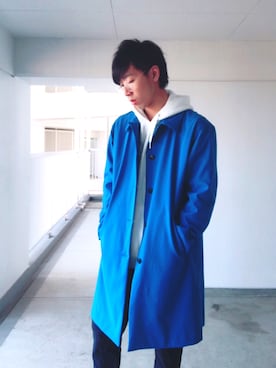「青×白」｜「アイテム（ステンカラーコート）」を使った、はとしゃさん（メンズ・178cm）の春コーディネート