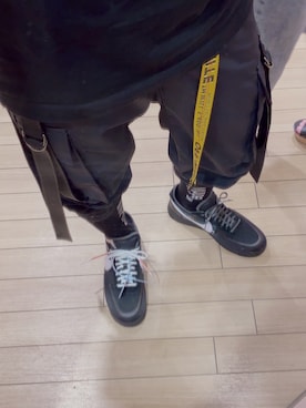 「オフホワイト」｜「アイテム（カーゴパンツ）」を使った、烈さん（メンズ・172cm）の夏コーディネート