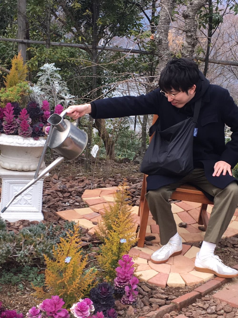 「箱根、ドイツ、花に水やるおじさん、ジャーマントレーナー、メガネ男子、めちゃめちゃ目はいい」｜「GERMAN TRAINERのアイテム（スニーカー、ホワイト系）」を使った、だいすけさん（メンズ・173cm）の春コーディネートの1枚目の写真