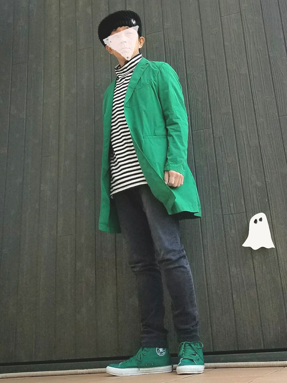 ホワイト系のTシャツ/カットソー、グリーン系のチェスターコート、グレー系のデニムパンツを着用したメンズの春コーディネートの1枚目の写真