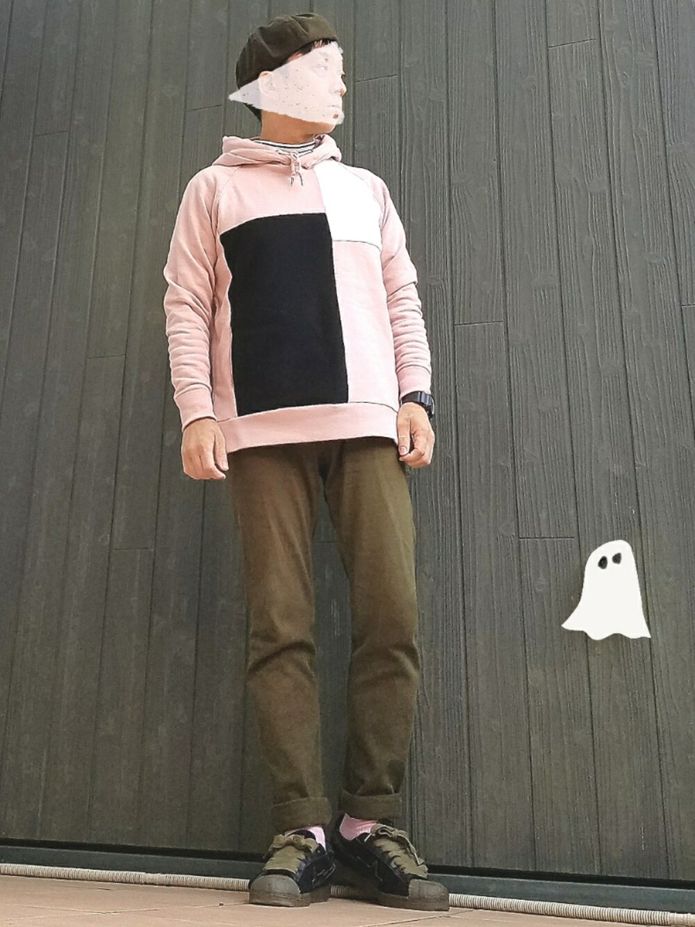 ピンク系のパーカー、ホワイト系のTシャツ/カットソー、グリーン系のパンツを着用したメンズの春コーディネートの1枚目の写真