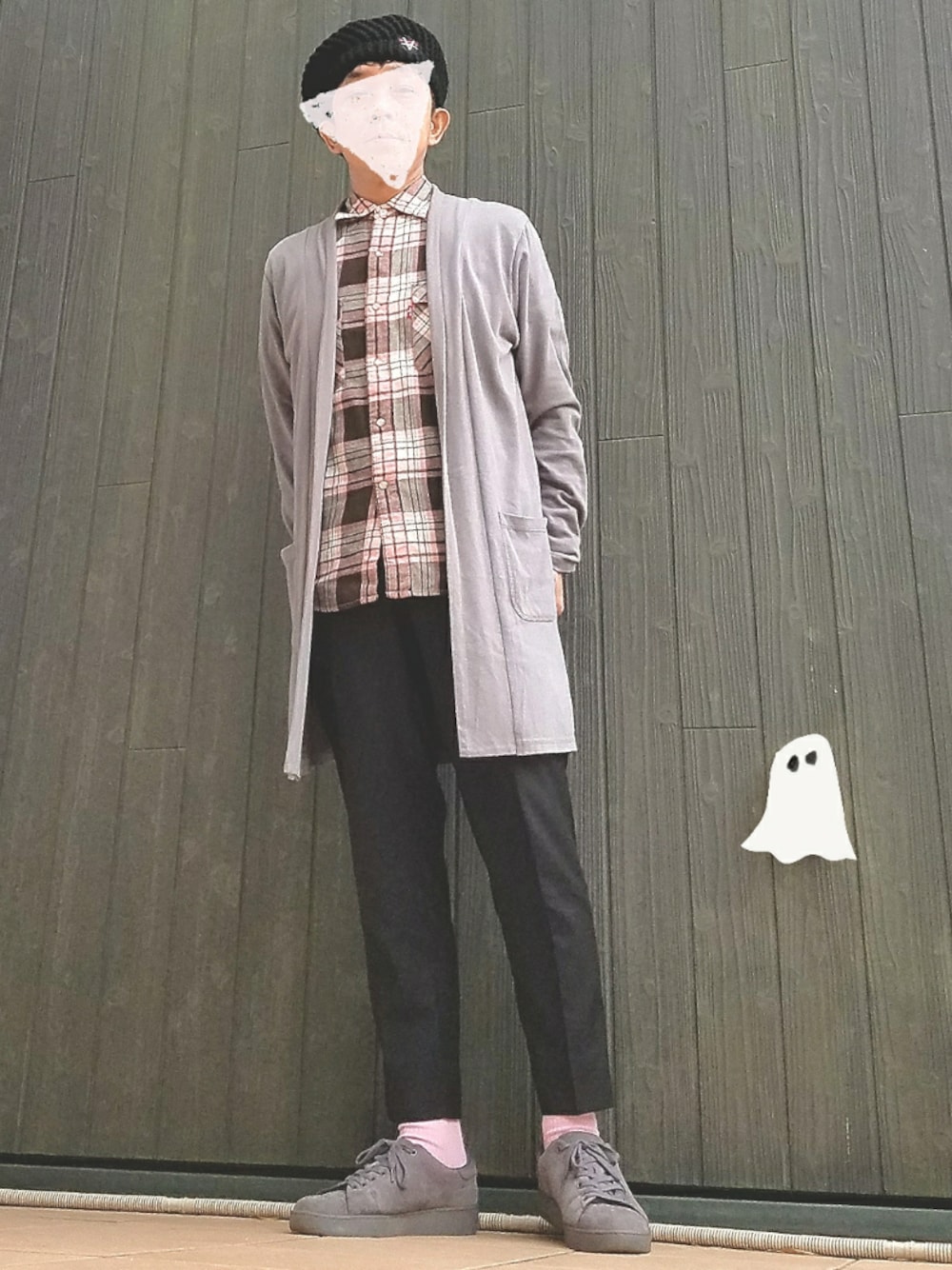 グレー系のカーディガン/ボレロ、ピンク系のシャツ/ブラウス、ブラック系のその他パンツを着用したメンズの春コーディネートの1枚目の写真