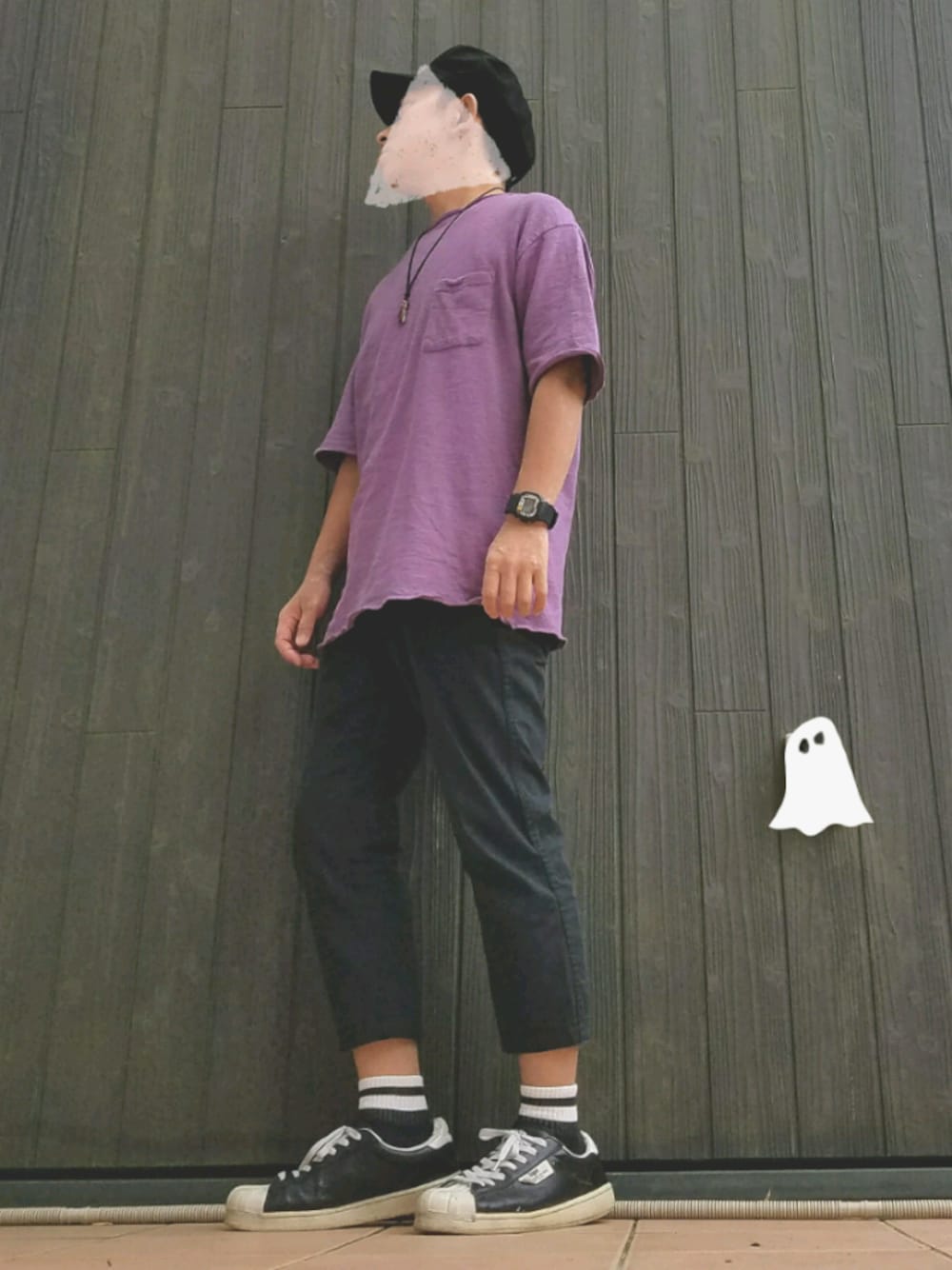 ブラック系のチノパンツ、パープル系のTシャツ/カットソー、ブラック系のスニーカーを着用したメンズの夏コーディネートの1枚目の写真