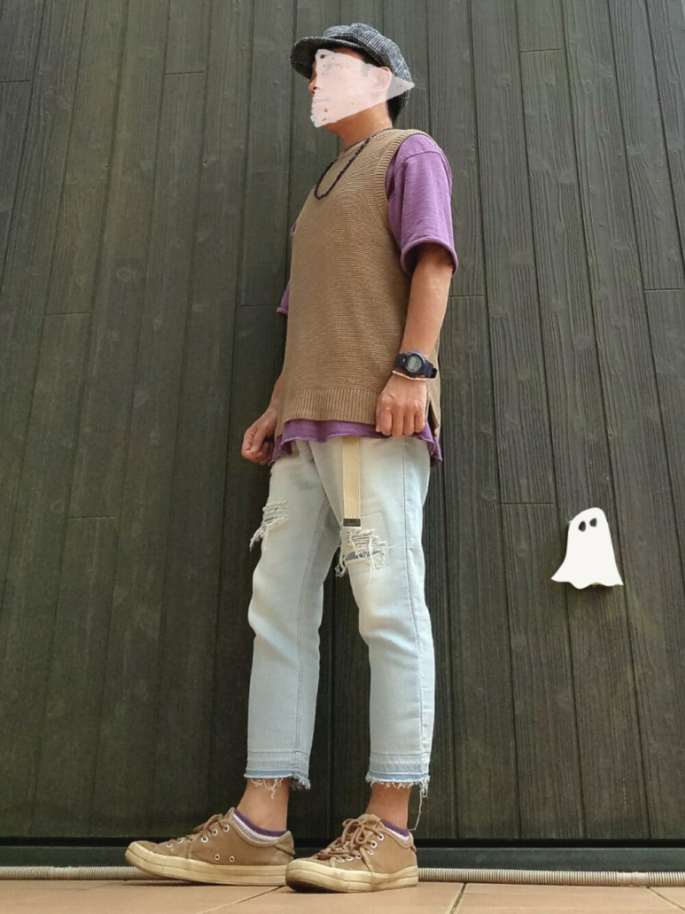 ベージュ系のスニーカー、パープル系のTシャツ/カットソー、ブルー系のデニムパンツを着用したメンズの秋コーディネートの1枚目の写真