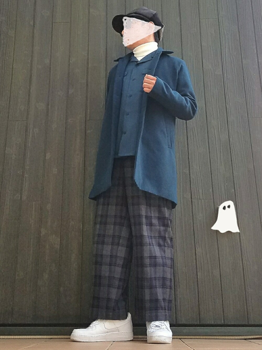 「チェックパンツ、ワイドパンツ、白スニーカー、ナイキスニーカー、ステンカラーコート、開襟シャツ、タートルネック、オープンカラーシャツ、キャスケット、若作り」｜「MONO-MARTのメルトンT/R ステンカラーコート/2017AW(MONO-MART)（ステンカラーコート、ブルー系）」を使った、いんちょ。さん（メンズ・167cm）の冬コーディネートの1枚目の写真