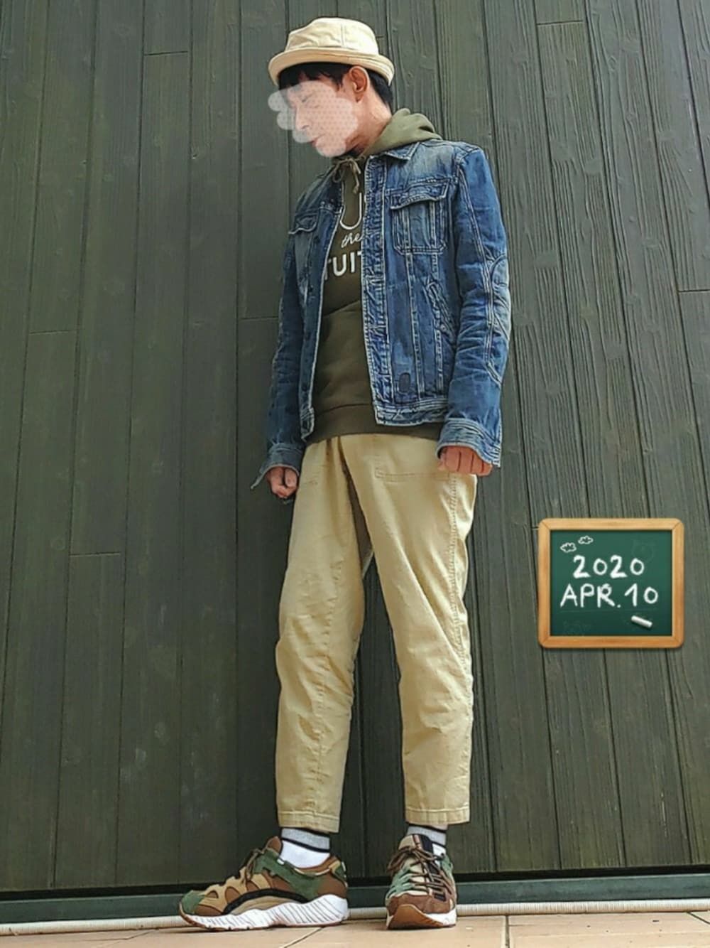 「デニムジャケット、デニムジャケット×パーカー、パーカー、アンクルパンツ、スニーカー、ポークパイハット、春コーデ、まだまだ寒い、若作り」｜「Right-onの【LAB】メッセージプリントパーカー（パーカー、グリーン系）」を使った、いんちょ。さん（メンズ・167cm）の春コーディネートの1枚目の写真