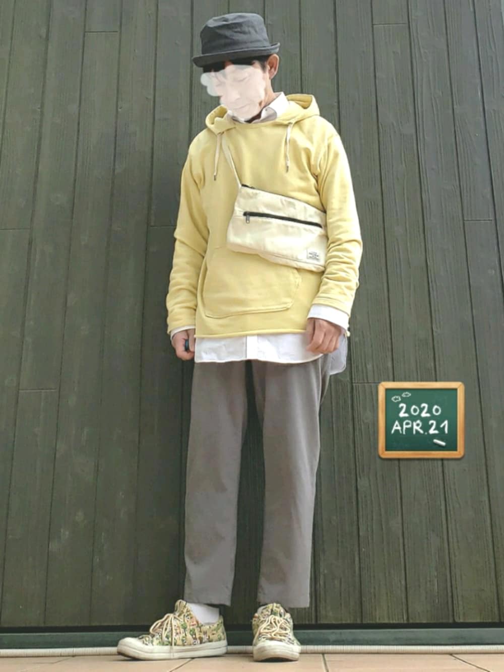 「パーカー、イエロー、ポークパイハット、ロングシャツ、レイヤードスタイル、サコッシュ、柄スニーカー、若作り」｜「RHYTHM FOOTWEARのアイテム（スニーカー、その他）」を使った、いんちょ。さん（メンズ・167cm）の春コーディネートの1枚目の写真