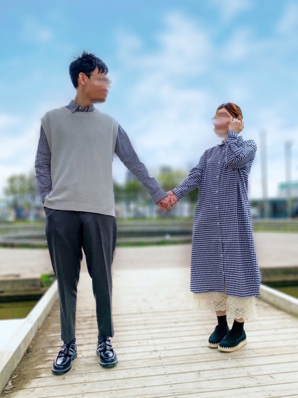 「きれいめカジュアル、ペアルック、リンクコーデ、シミラールック、ギンガムチェック、ニットベスト、溺愛じじい、にゃにゃ、UNIQLO U」｜「SHOO・LA・RUEの【M-LL】アソート柄シャツワンピース（ワンピース、ブラック系）」を使った、とうちゃんさん（メンズ・182cm）の春コーディネートの1枚目の写真