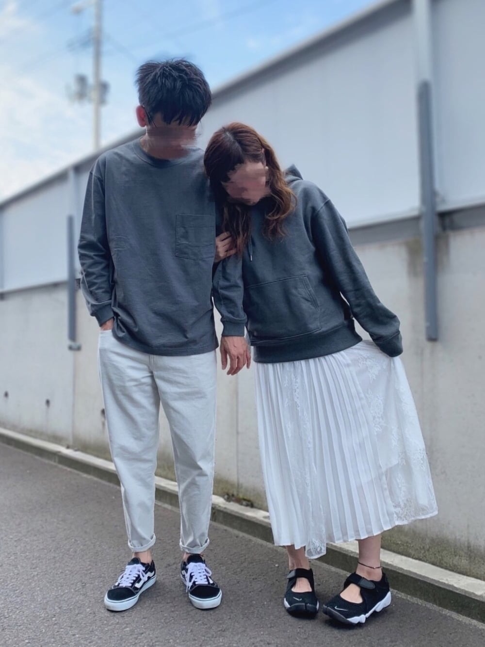 「ペアルック、リンクコーデ、シミラールック、シンプルコーデ、パーカー、エアリフト、VANS、プチプラ、溺愛じじい、にゃにゃ」｜「UNIQLOのワイドフィットスウェットプルパーカ（長袖）（パーカー、ブルー系）」を使った、とうちゃんさん（メンズ・182cm）の春コーディネートの1枚目の写真