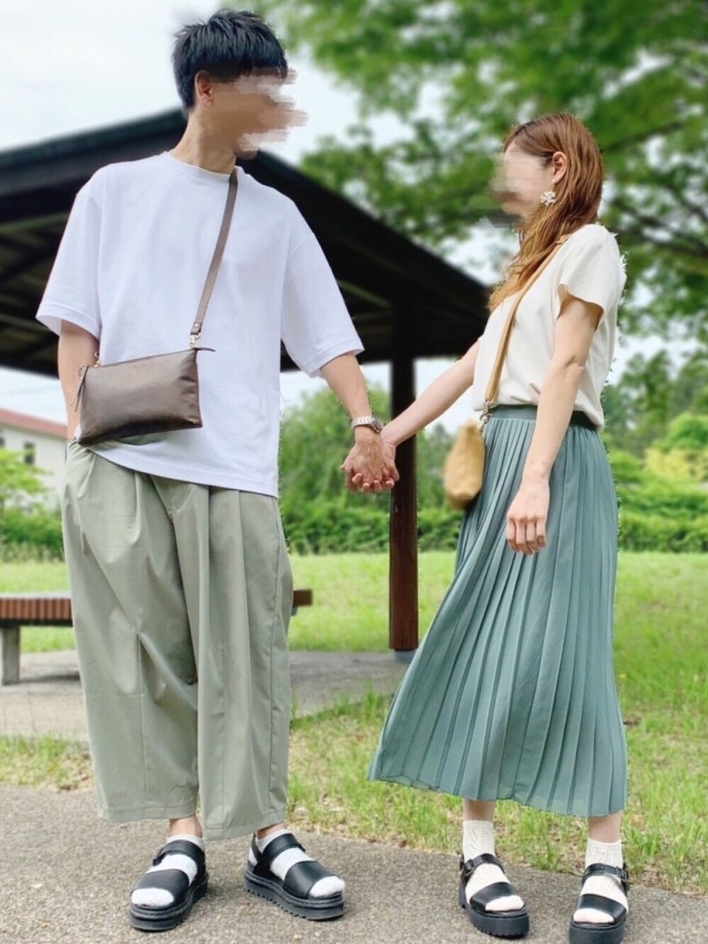 「ペアルック、リンクコーデ、シミラールック、大人カジュアル、サコッシュ、オーバーサイズ、Dr.Martens、サンダルに靴下、溺愛じじい、にゃにゃ」｜「UNIQLOのエアリズムコットンオーバーサイズTシャツ（5分袖）（Tシャツ/カットソー、ホワイト系）」を使った、とうちゃんさん（メンズ・182cm）の夏コーディネートの1枚目の写真