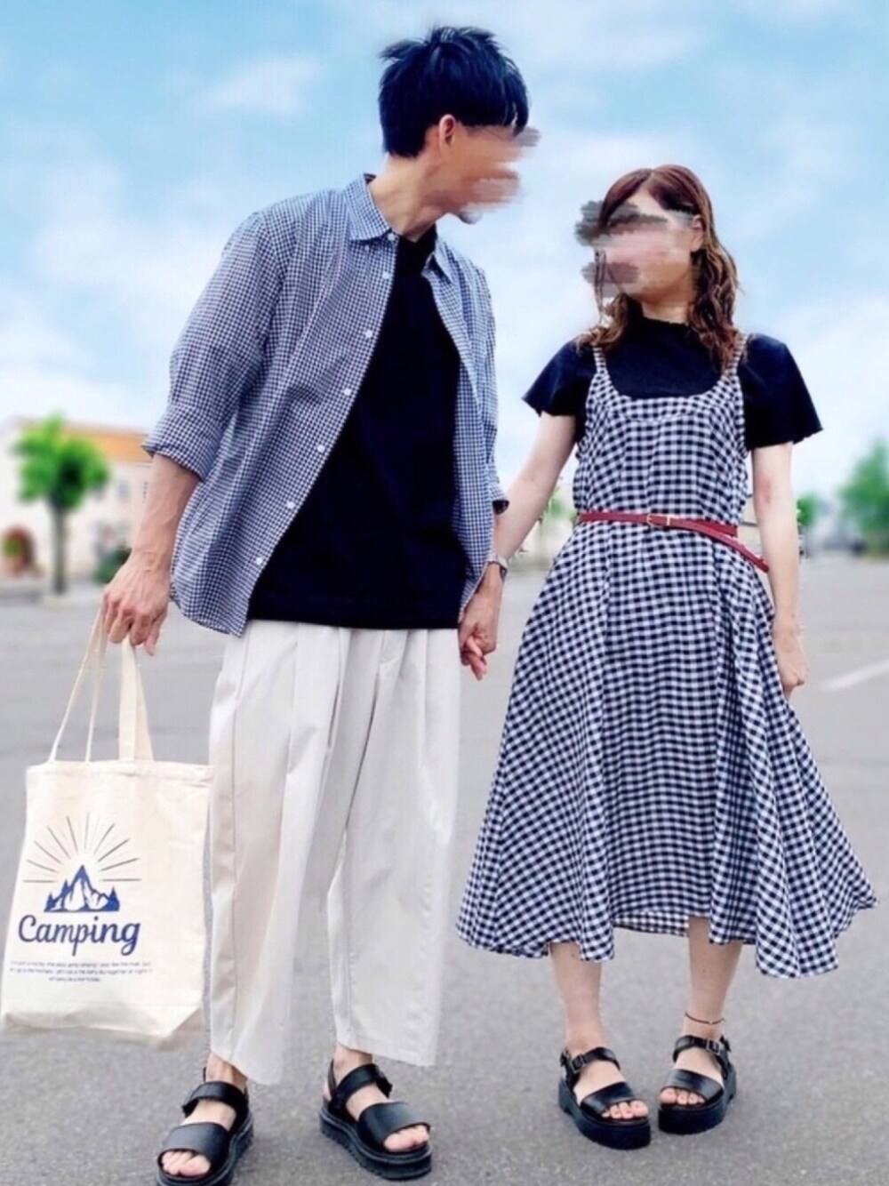「ペアルック、リンクコーデ、シミラールック、シャツ好き集まれ、ギンガムチェック、白パンツ、remer、DAISO、溺愛じじい、にゃにゃ」｜「UNIQLOのアイテム（Tシャツ/カットソー、ブラック系）」を使った、とうちゃんさん（メンズ・182cm）の夏コーディネートの1枚目の写真