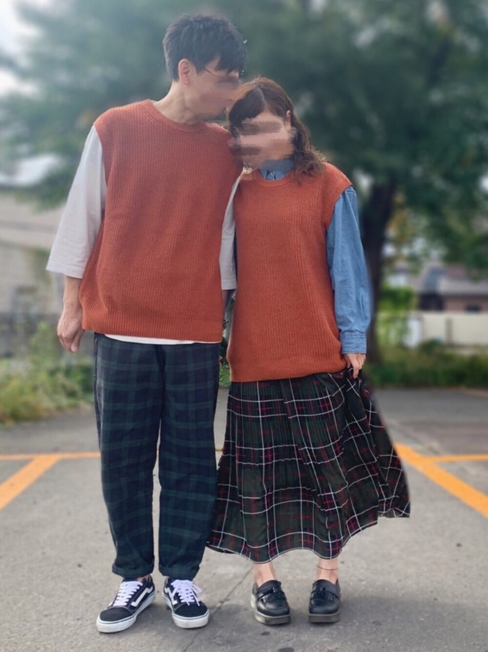 「ペアルック、リンクコーデ、シミラールック、おそろいコーデ、プチプラコーデ、ニットベスト、チェックパンツ、ユニクロ、溺愛じじい、にゃにゃ」｜「UNIQLOのオーバーサイズクルーネックベスト　size:XL（ニット/セーター、オレンジ系）」を使った、とうちゃんさん（メンズ・182cm）の秋コーディネートの1枚目の写真