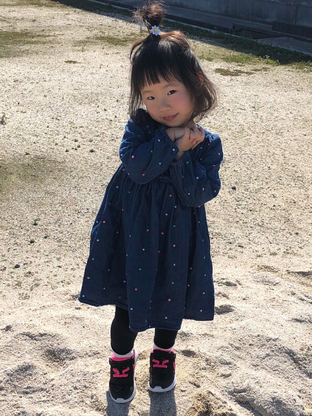 「おさんぽスタイル、デニムワンピース」｜「OLD NAVYのアイテム（ワンピース、ブルー系）」を使った、Miho Nishimuraさん（キッズ・100cm）の春コーディネートの1枚目の写真