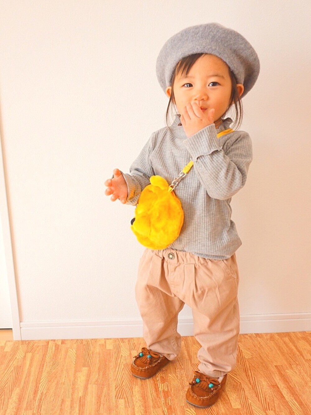 「女の子、ベレー帽、ワイドパンツ、モカシン、ポシェット、ディズニー、キッズファッション、シンプルコーデ、はるコーデ、kids」｜「Right-onの【MPS】ガラサテンキャミセットロンT（アンサンブル、ブラック系）」を使った、kikopapaさん（キッズ・80cm）の冬コーディネートの1枚目の写真