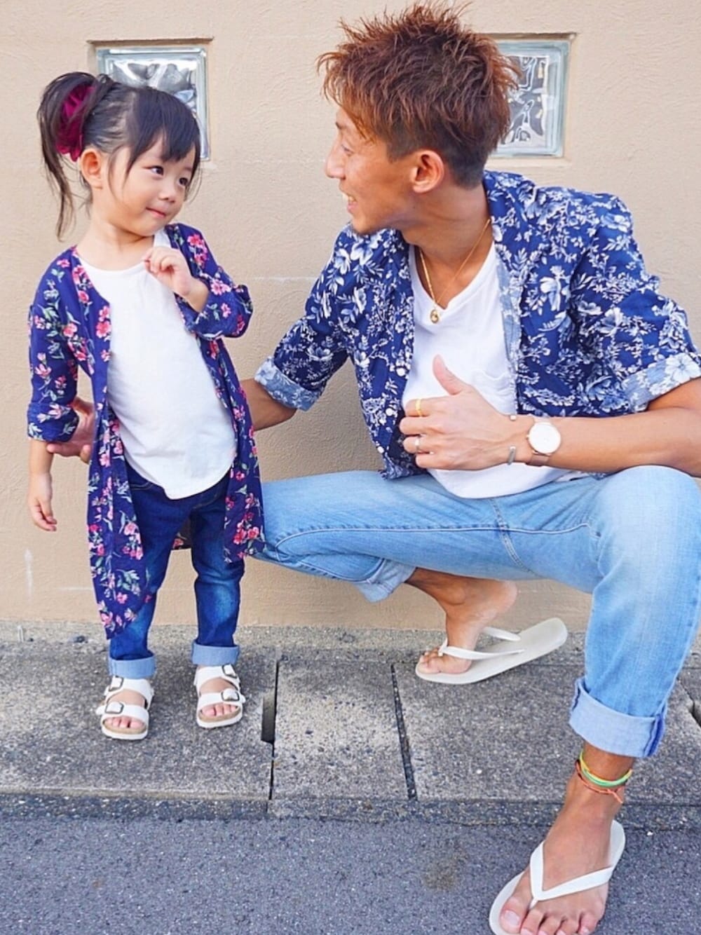「おやこーで。、親子コーデ、リンクコーデ、ガウン、花柄、ビーチサンダル、コンフォートサンダル、シンプルコーデ、シンプル、キッズファッション」｜「CIAOPANIC TYPYの【ママとお揃い】フラワー2WAYワンピース（ワンピース、ブルー系）」を使った、kikopapaさん（キッズ・90cm）の夏コーディネートの1枚目の写真
