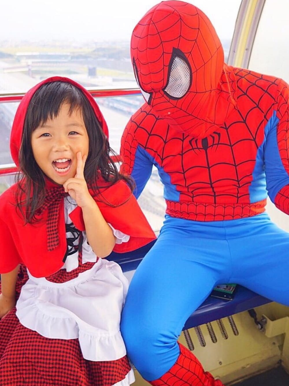 「wearhalloween2018、オシャレパッソ、PASSO、シンプル、コスプレ、ハロウィン、ハロウィンコーデ、赤ずきん、スパイダーマン、遊園地」｜「Catherine Cottageの赤ずきんのエプロンドレス ハロウィン仮装コスチューム（ワンピース、レッド系）」を使った、kikopapaさん（メンズ・100cm）の秋コーディネートの1枚目の写真