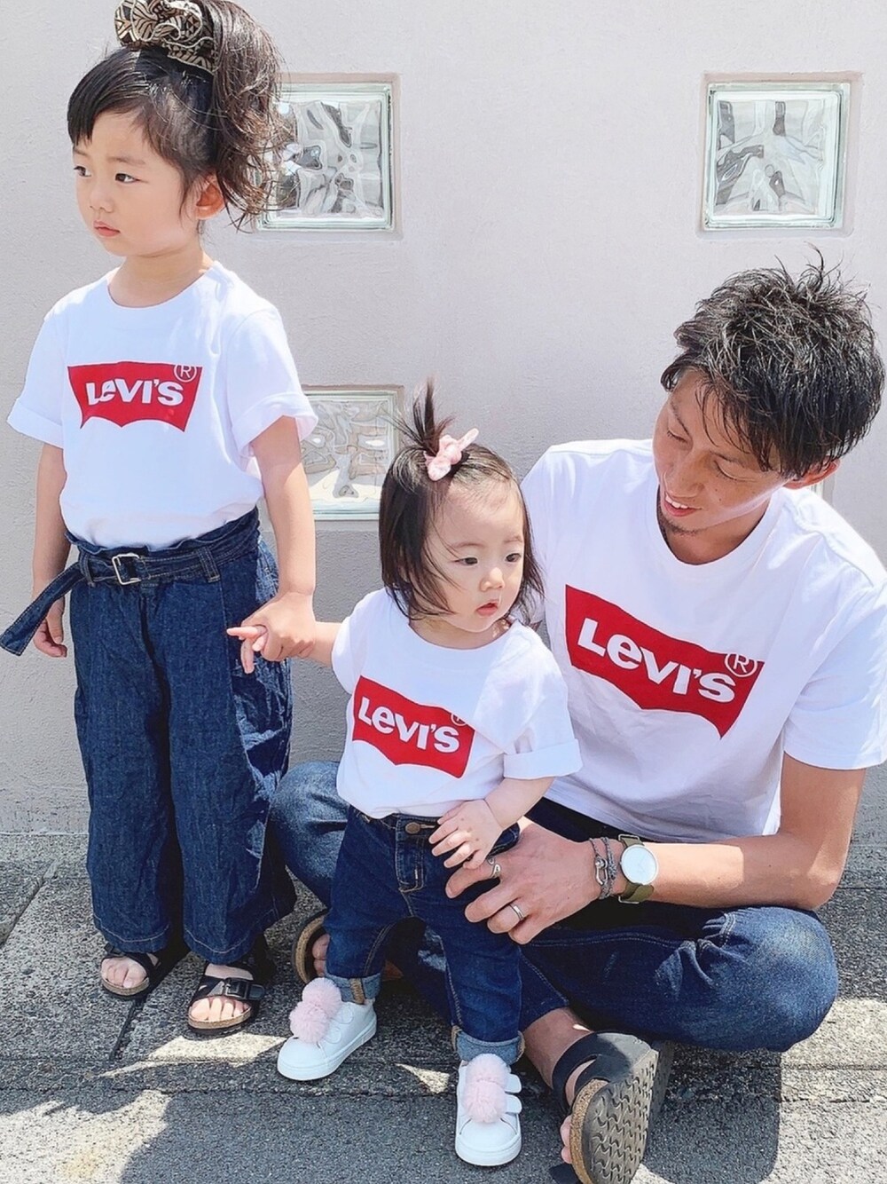 「リーバイス、Levi's、リーバイスキッズ、Tシャツ、ロゴT、カジュアル、親子コーデ、リンクコーデ、ゆるコーデ、シンプルコーデ」｜「Levi'sのリーバイス(R)キッズ バットウィングTシャツ ユニセックス ホワイト (身長90-120cm)（Tシャツ/カットソー、ホワイト系）」を使った、kikopapaさん（キッズ・100cm）の春コーディネートの1枚目の写真