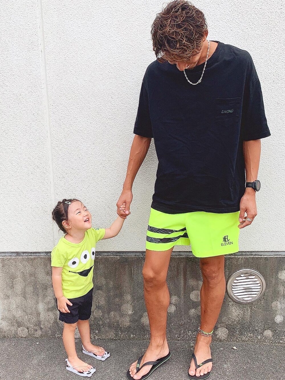 「ショートパンツ、蛍光カラー、ネオンカラー、夏コーデ、シンプルコーデ、親子コーデ、ビーチサンダル、サンダル、2歳」｜「BABYDOLLのアイテム（Tシャツ/カットソー、ピンク系）」を使った、kikopapaさん（キッズ・80cm）の秋コーディネートの1枚目の写真