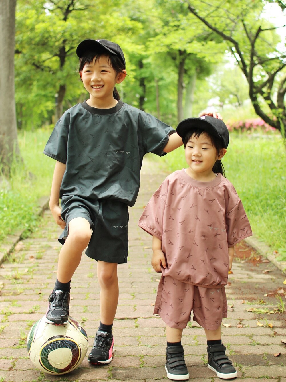 「水陸両用、セットアップ、これが私をアゲる服、カジュアルコーデ、スポーティー、キャップ、シンプル、休日スタイル、姉妹コーデ、スニーカーコーデ」｜「西松屋のアイテム（キャップ、ブラック系）」を使った、kikopapaさん（キッズ・110cm）の春コーディネートの1枚目の写真
