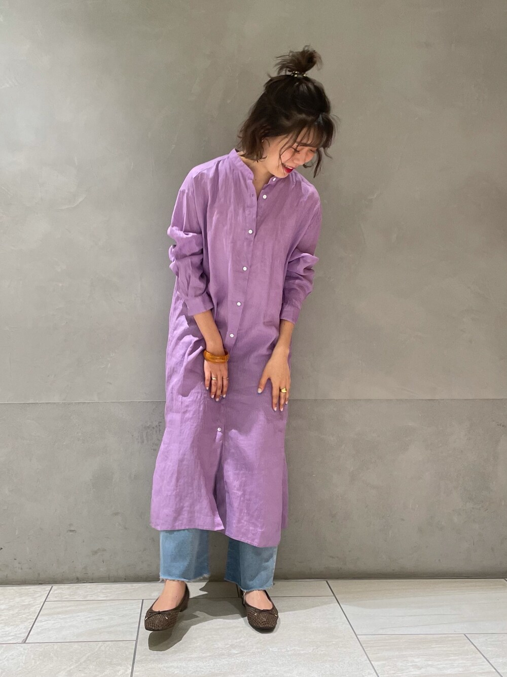 「ラクチンコーデ、きれいめカジュアル、春服、シンプルコーデ、シャツワンピ、レイヤードスタイル」｜「FRAMeWORKのFRENCH LINEN シャツワンピース◆（シャツワンピース、パープル系）」を使った、𝑁𝐴𝐺𝐼𝑆𝐴さん（レディース・161cm）の春コーディネートの1枚目の写真