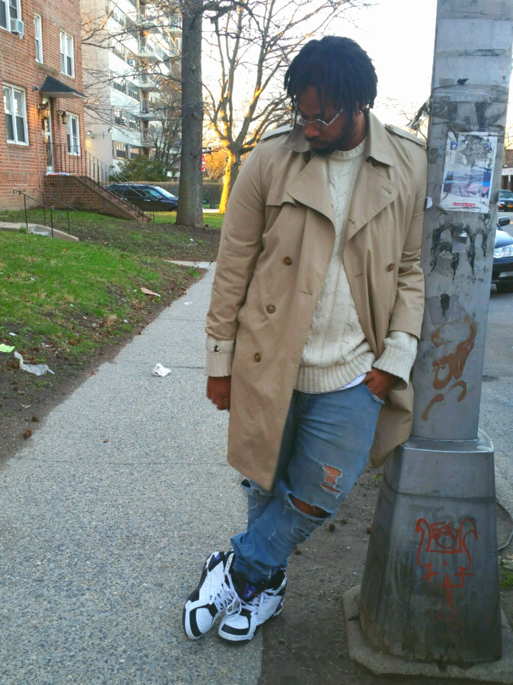 「trench coat、distressed jeans、ootd、spring、sweater、BROOKLYN、NEW YORK、casual」｜「Misty Harbor のTrenchcoat（トレンチコート、ベージュ系）」を使った、Troy da Rager Jr.さん（メンズ・190cm）の春コーディネートの1枚目の写真