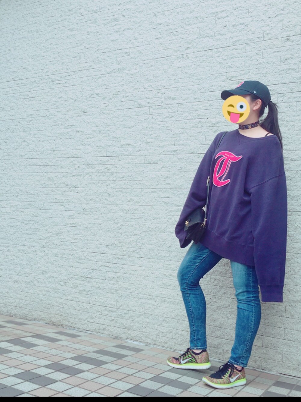「今日のコーデ、USEDコーデ、シンプルコーデ、パンツスタイル、古着、TOKYO、sibuya、トミーヒルフィガー(TOMMY HILFIGER)、アメリカンイーグル、ナイキスニーカー」｜「TOMMY HILFIGERのアイテム（スウェット、ブルー系）」を使った、みみたそさん（レディース・159cm）の春コーディネートの1枚目の写真
