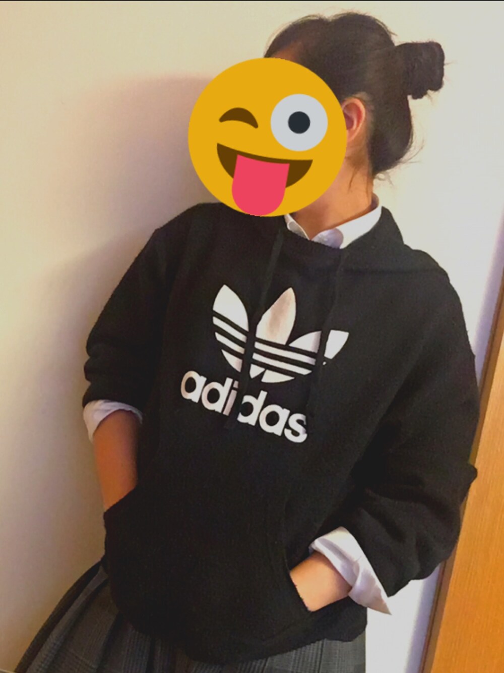 「ガッコーすたいる、学校帰り、学校終わり、アディダス(adidas)、制服アレンジ」｜「adidasの【adicolor】ウール パーカー[TREFOIL HOODIE WOOL]（パーカー、ブラック系）」を使った、みみたそさん（レディース・159cm）の春コーディネートの1枚目の写真